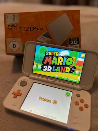 Nintendo 2DS XL blanca y naranja