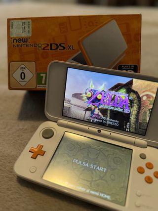 Nintendo 2DS XL blanca y naranja