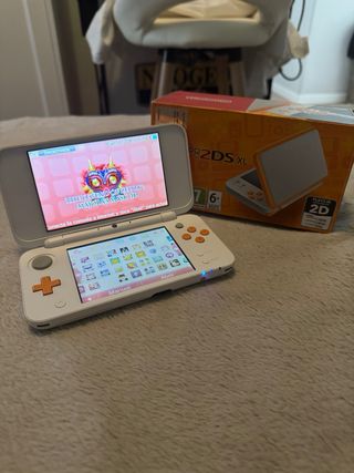 Nintendo 2DS XL blanca y naranja