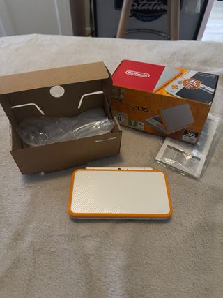 Nintendo 2DS XL blanca y naranja