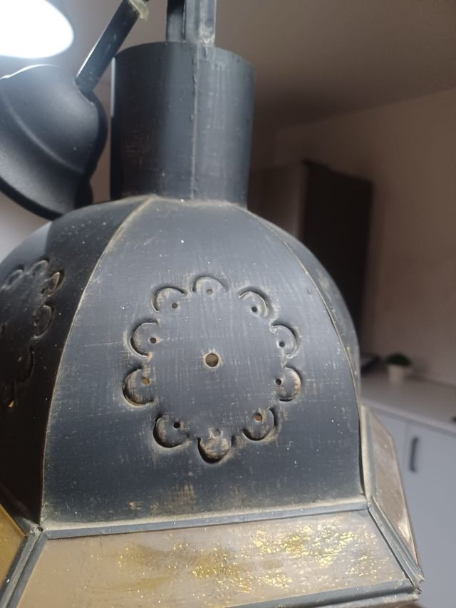 Farolillo antiguo de metal y cristal