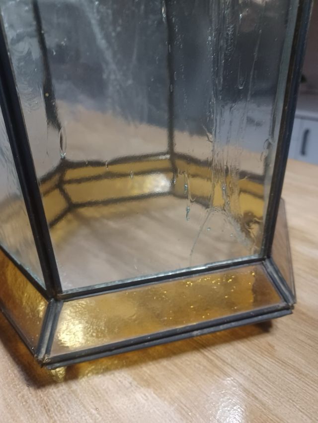 Farolillo antiguo de metal y cristal