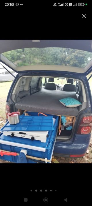 Mueble camper Volkswagen Touran con cama y cocina 