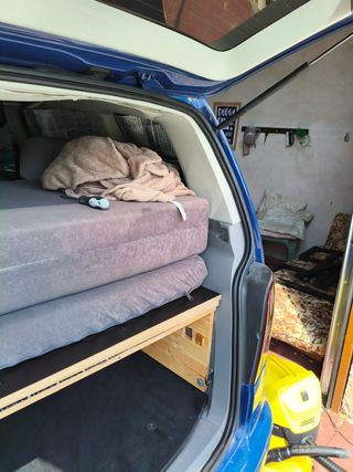 Mueble camper Volkswagen Touran con cama y cocina 