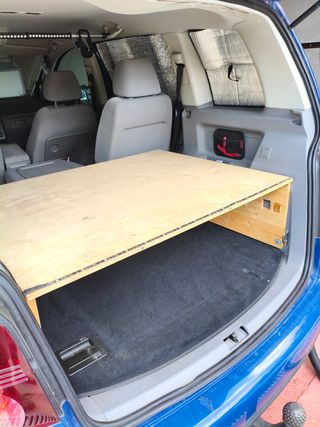 Mueble camper Volkswagen Touran con cama y cocina 