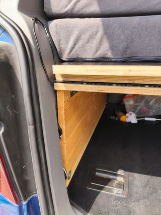 Mueble camper Volkswagen Touran con cama y cocina 