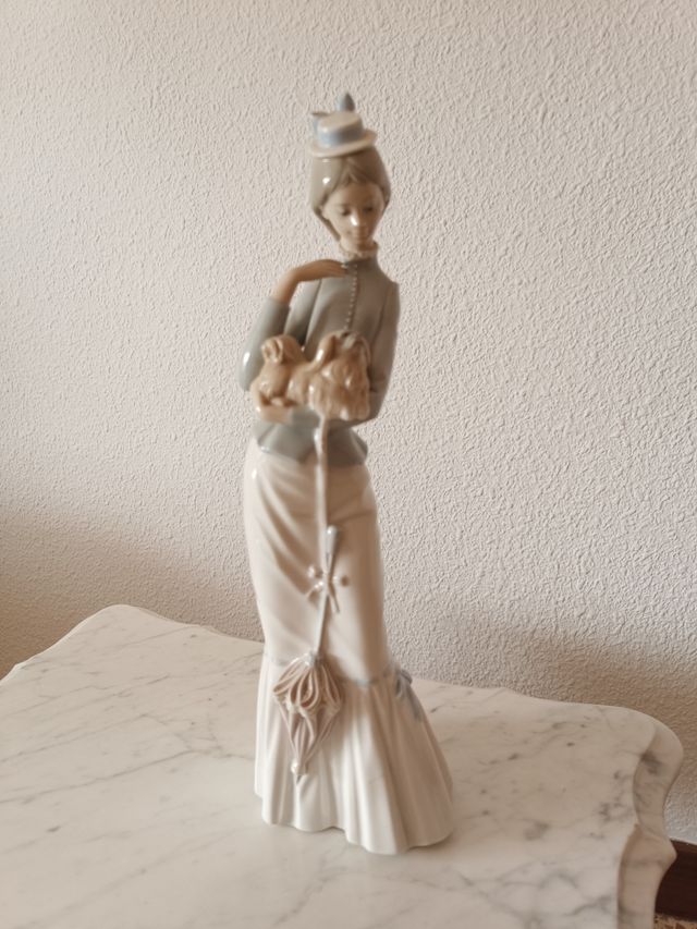 Lladró "Mujer con Perro" - Figura porcelana