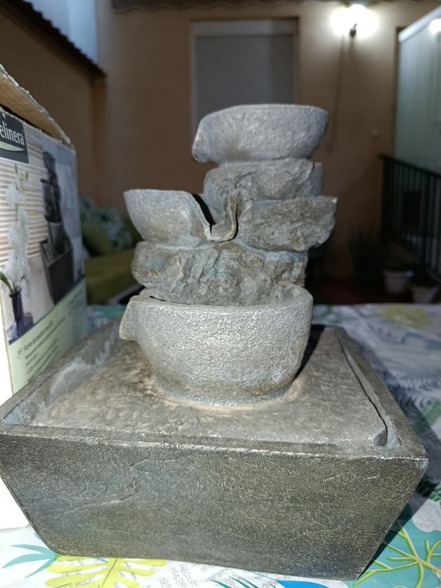Fuente de agua piedra gris