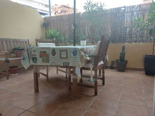 Mesa terraza + 2 sillas + banco -madera