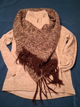Conjunto chaqueta polar beige con bufanda marrón -
