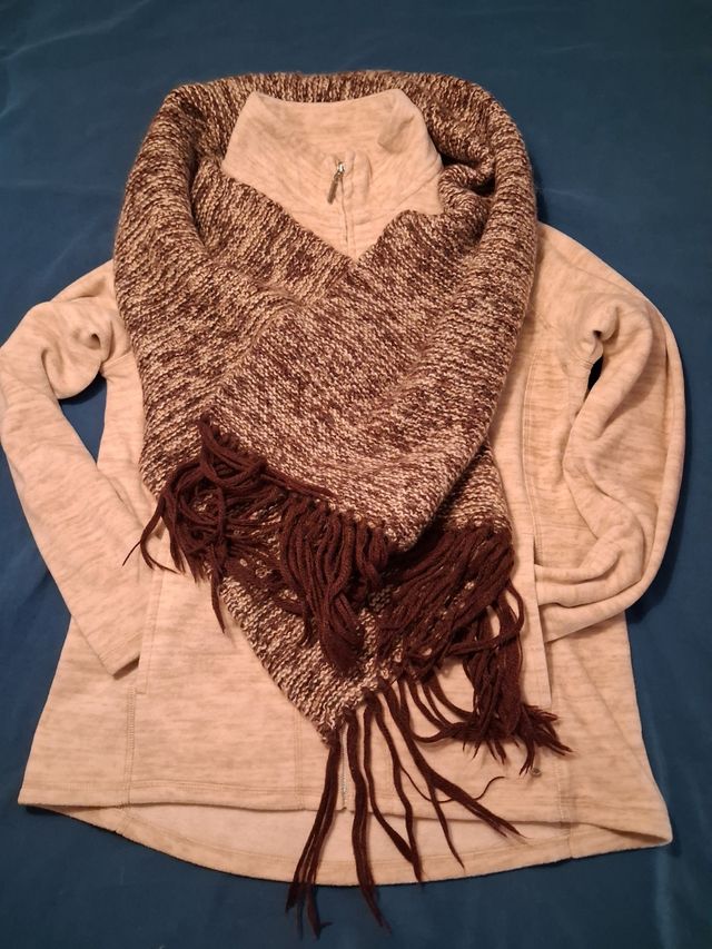 Conjunto chaqueta polar beige con bufanda marrón -