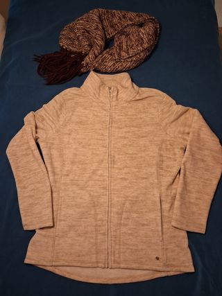 Conjunto chaqueta polar beige con bufanda marrón -