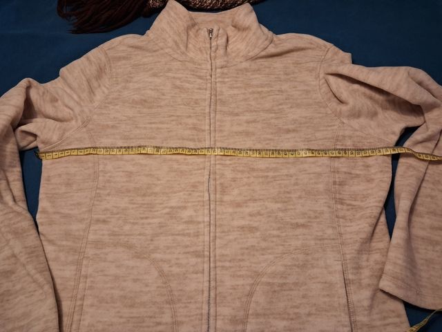 Conjunto chaqueta polar beige con bufanda marrón -