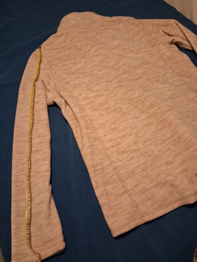 Conjunto chaqueta polar beige con bufanda marrón -