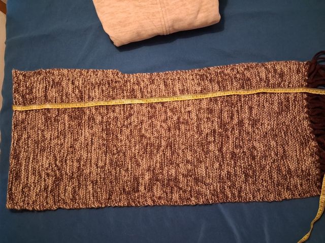 Conjunto chaqueta polar beige con bufanda marrón -