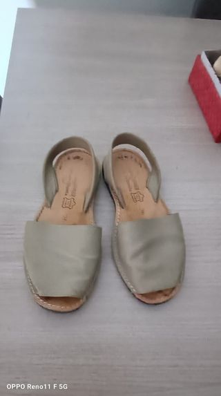 Sandalias planas beige