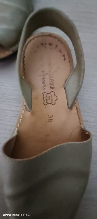 Sandalias planas beige