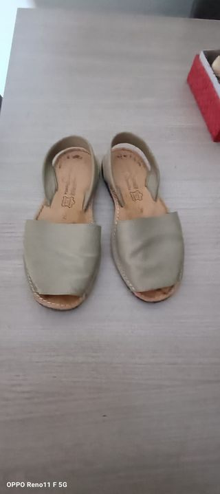 Sandalias planas beige