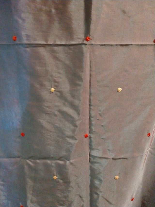 Cortinas de satén azul con topos en rojo y rosa