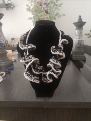 Collar ganchillo blanco-negro