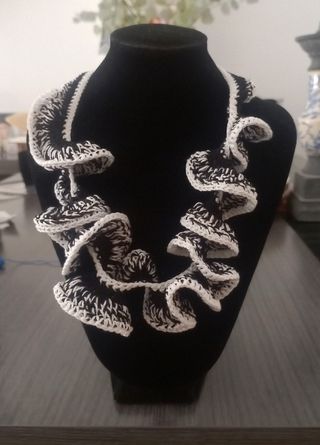 Collar ganchillo blanco-negro