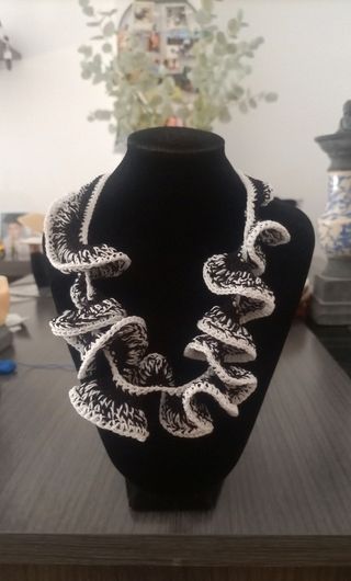 Collar ganchillo blanco-negro