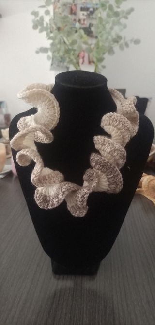 Collar ganchillo beige-marrón