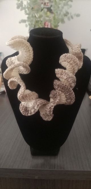 Collar ganchillo beige-marrón