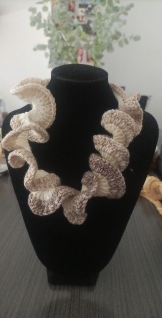 Collar ganchillo beige-marrón