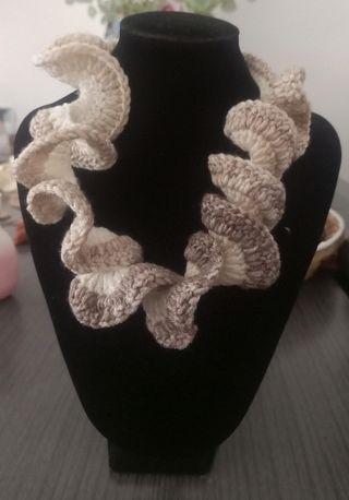 Collar ganchillo beige-marrón