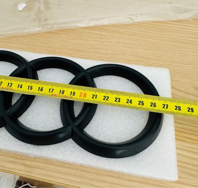 Emblema delantera  Audi negro brillante