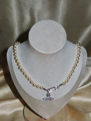 Vivienne Westwood: Collar, pulseras y pendientes