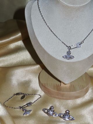 Vivienne Westwood: Collar, pulseras y pendientes