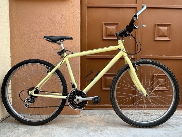 Bicicleta montaña amarilla.