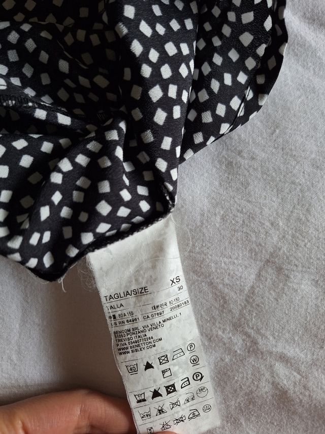 Blusa nera e bianca a pois