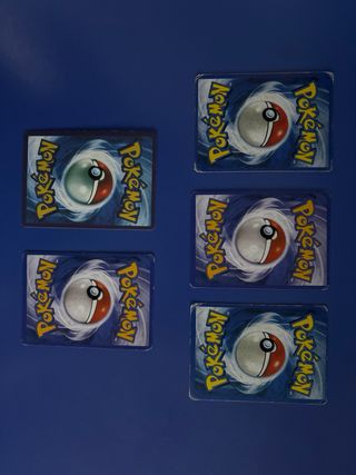 Lote de 5 cartas Pokémon en español.
