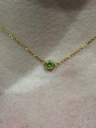 Collar dorado con piedra verde
