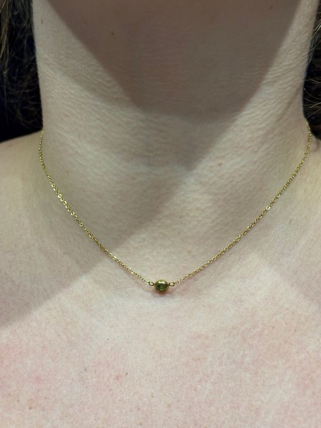 Collar dorado con piedra verde