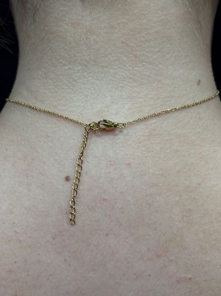 Collar dorado con piedra verde