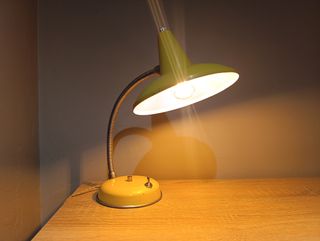 Lampara escritorio vintage amarilla