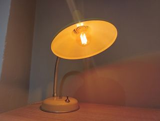 Lampara escritorio vintage amarilla