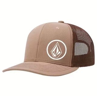Gorra tipo trucker en color negro con rejilla azul