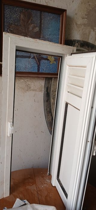 Ventana PVC blanca usada