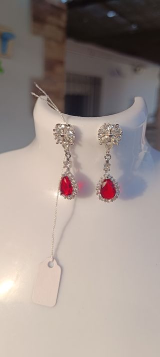 Pendientes rojos y plateados
