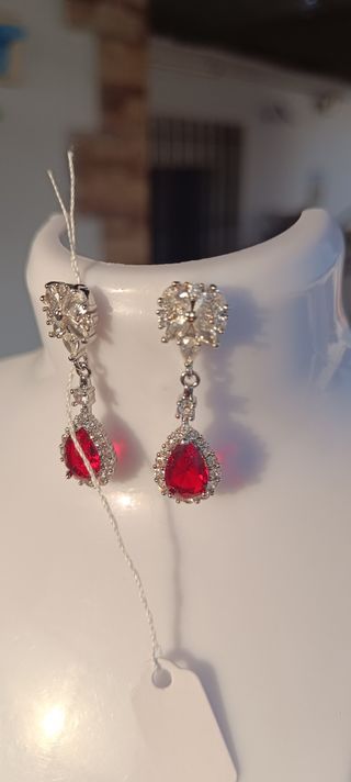 Pendientes rojos y plateados
