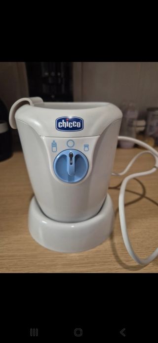 Calienta biberones Chicco.