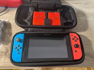 Nintendo Switch + 7 juegos + volante + funda 