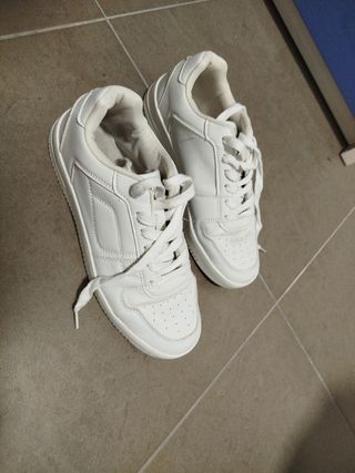 Zapatillas blancas deportivas