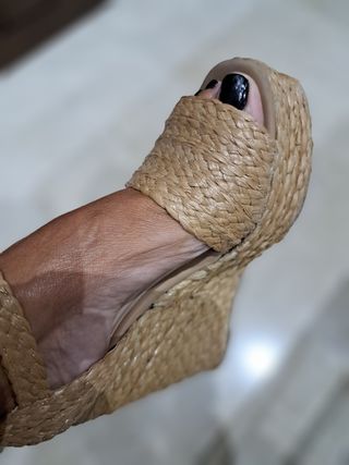 Sandalias cuña beige