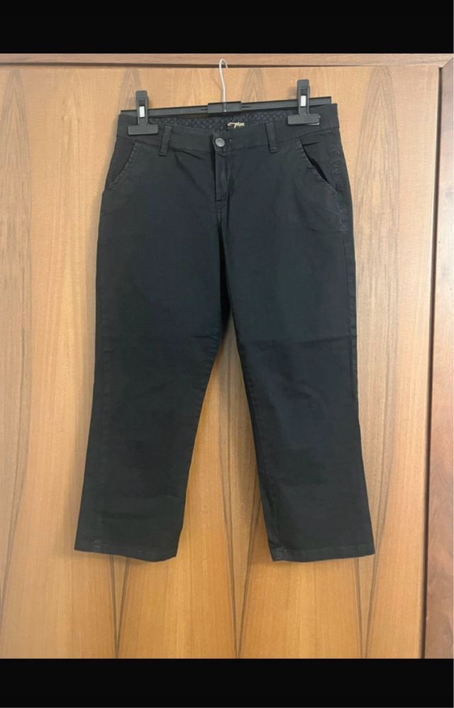 Pantaloni neri a pinocchietto